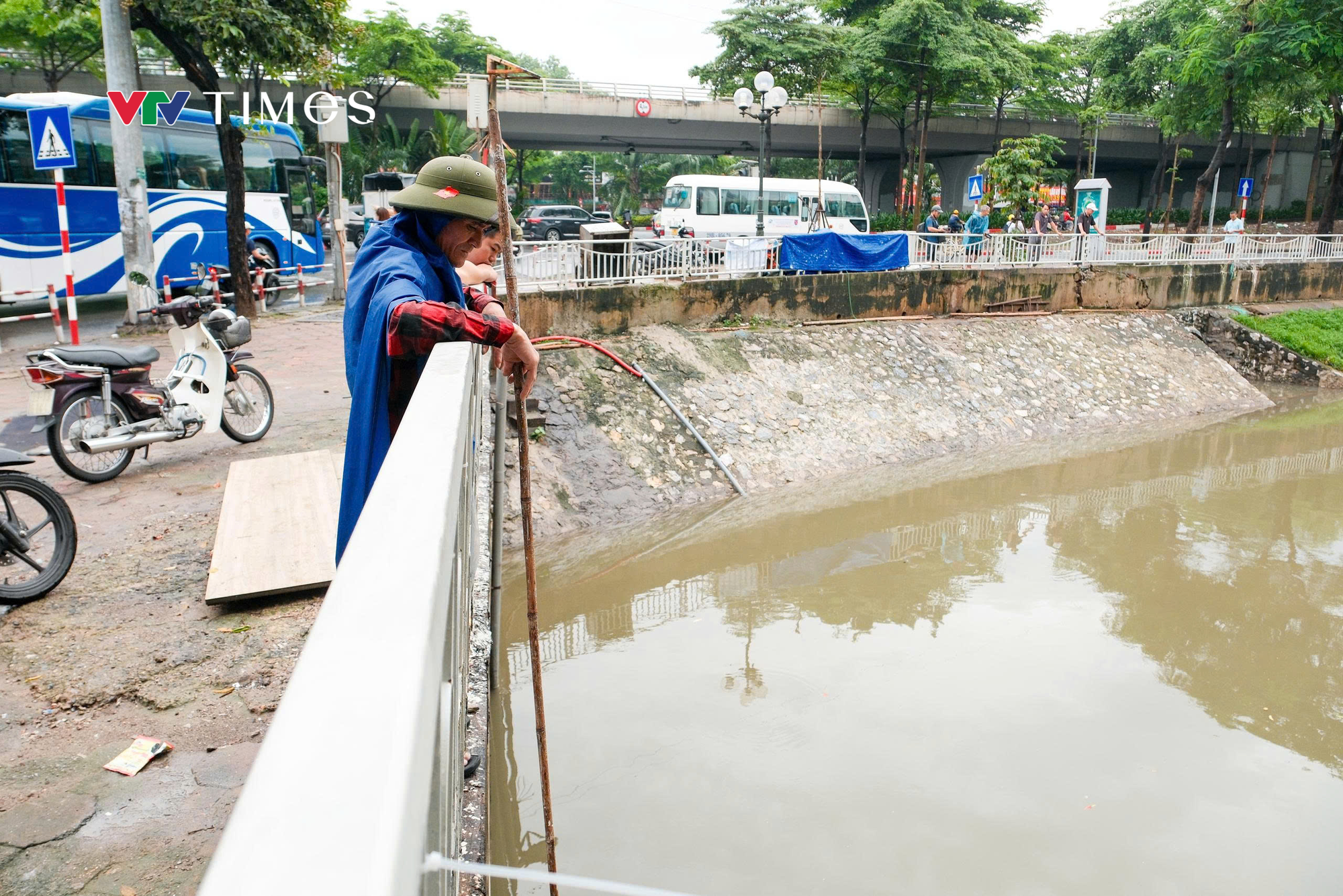 Người dân Thủ đô đổ về sông Tô Lịch câu cá sau mưa bão - Ảnh 6.