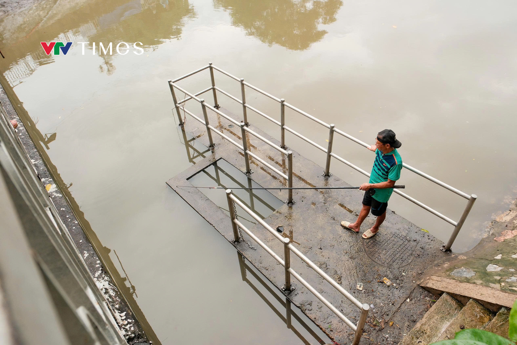 Người dân Thủ đô đổ về sông Tô Lịch câu cá sau mưa bão - Ảnh 4.