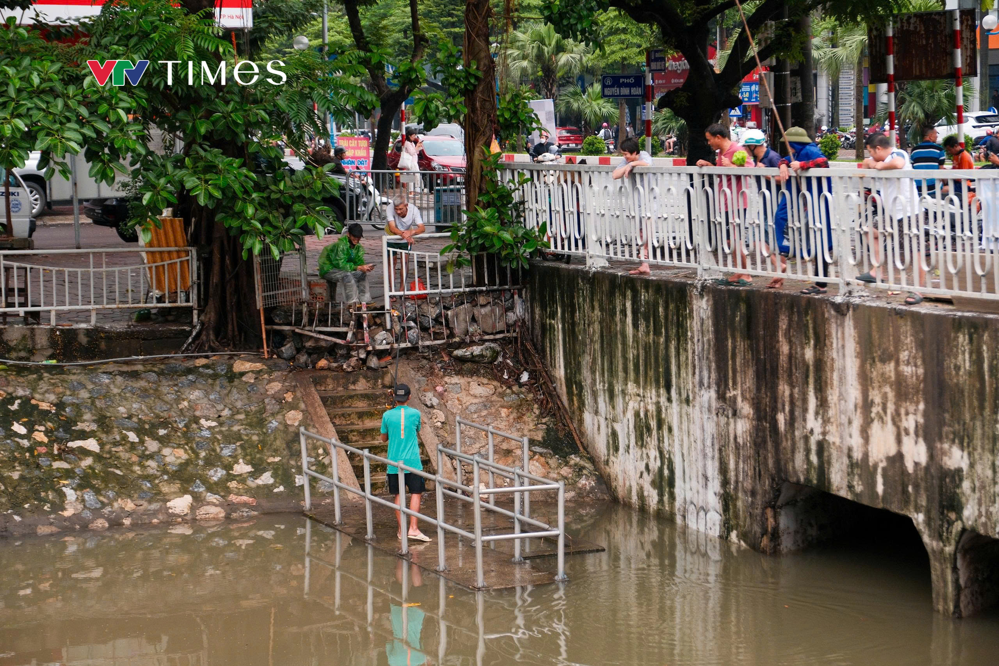 Người dân Thủ đô đổ về sông Tô Lịch câu cá sau mưa bão - Ảnh 1.