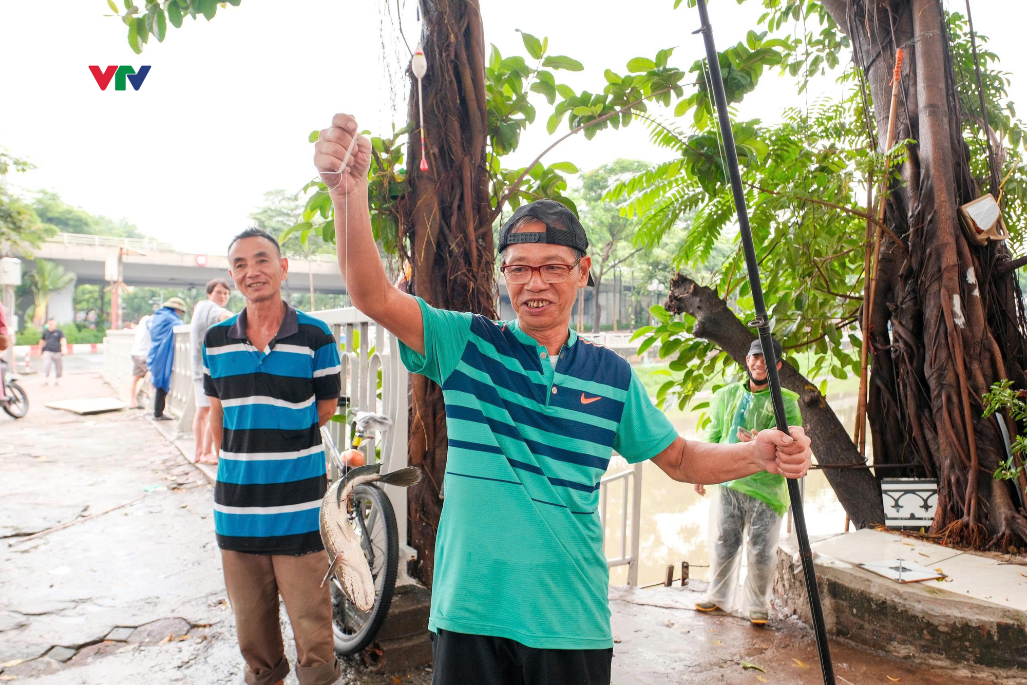 Người dân Thủ đô đổ về sông Tô Lịch câu cá sau mưa bão - Ảnh 5.