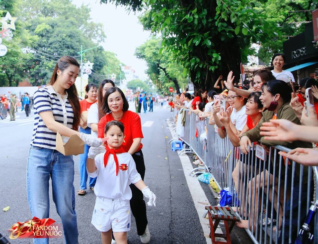 Xôn xao khắp phố: Hoa hậu Đỗ Mỹ Linh bất ngờ phát kem cho bà con đi xem A80, nhan sắc đời thường gây sốt!- Ảnh 13.