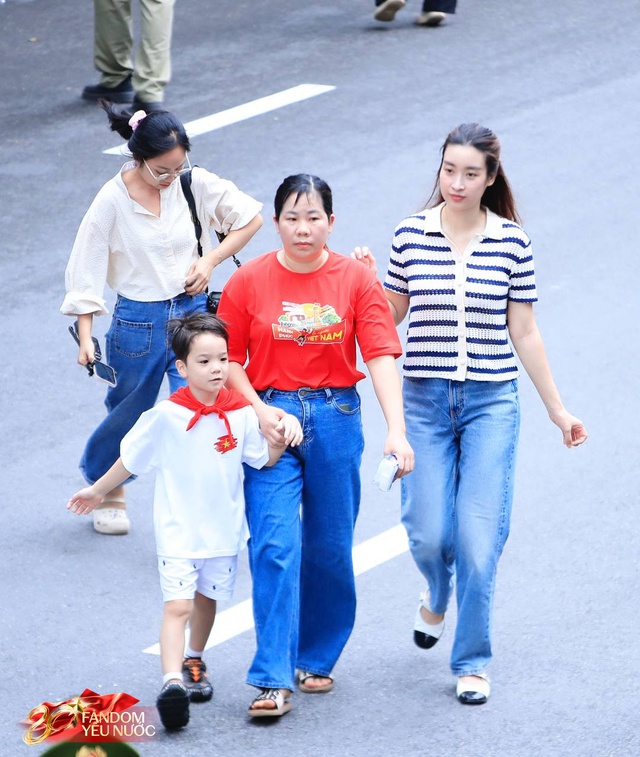 Xôn xao khắp phố: Hoa hậu Đỗ Mỹ Linh bất ngờ phát kem cho bà con đi xem A80, nhan sắc đời thường gây sốt!- Ảnh 4.