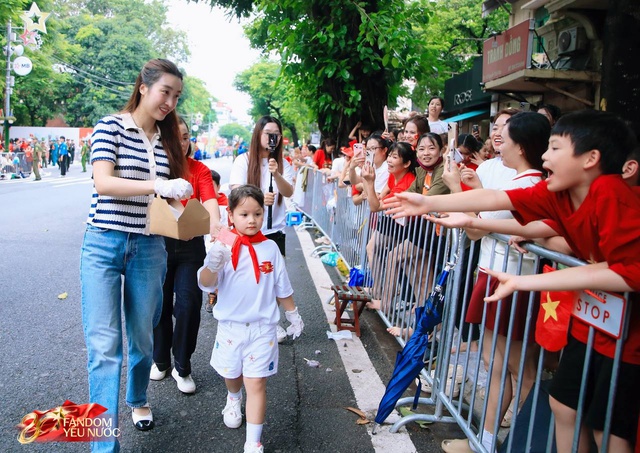 Xôn xao khắp phố: Hoa hậu Đỗ Mỹ Linh bất ngờ phát kem cho bà con đi xem A80, nhan sắc đời thường gây sốt!- Ảnh 1.