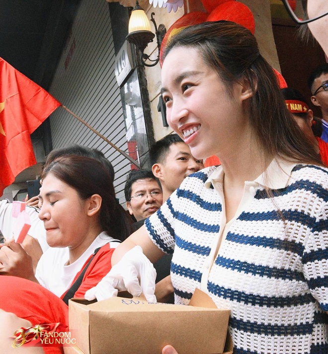 Xôn xao khắp phố: Hoa hậu Đỗ Mỹ Linh bất ngờ phát kem cho bà con đi xem A80, nhan sắc đời thường gây sốt!- Ảnh 7.