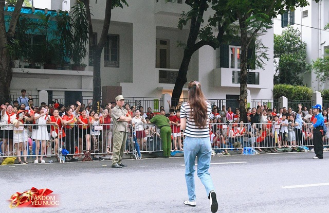 Xôn xao khắp phố: Hoa hậu Đỗ Mỹ Linh bất ngờ phát kem cho bà con đi xem A80, nhan sắc đời thường gây sốt!- Ảnh 5.