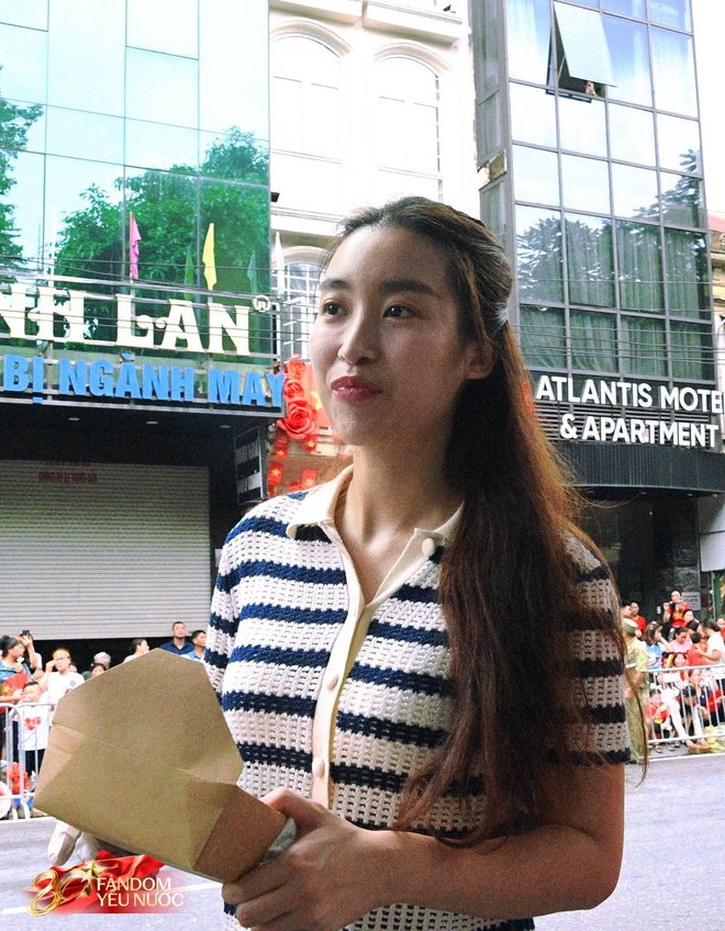 Xôn xao khắp phố: Hoa hậu Đỗ Mỹ Linh bất ngờ phát kem cho bà con đi xem A80, nhan sắc đời thường gây sốt!- Ảnh 8.