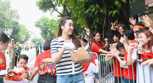 Xôn xao khắp phố: Hoa hậu Đỗ Mỹ Linh bất ngờ phát kem cho bà con đi xem A80, nhan sắc đời thường gây sốt!- Ảnh 3.