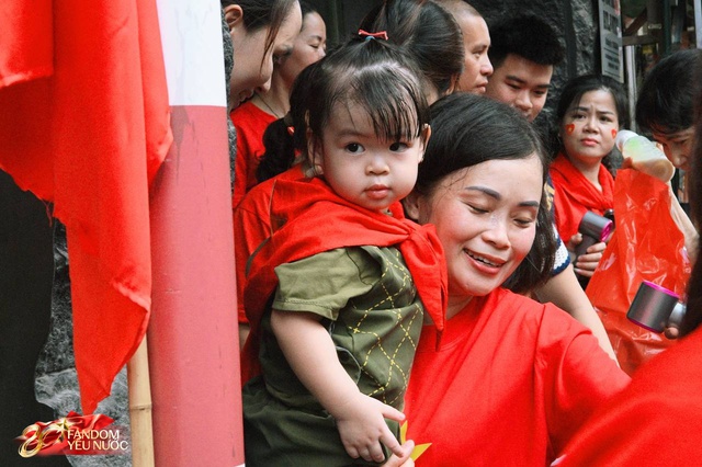 Xôn xao khắp phố: Hoa hậu Đỗ Mỹ Linh bất ngờ phát kem cho bà con đi xem A80, nhan sắc đời thường gây sốt!- Ảnh 15.