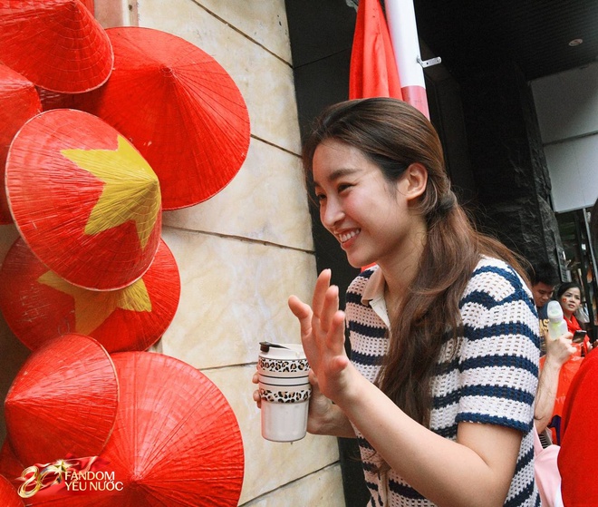 Xôn xao khắp phố: Hoa hậu Đỗ Mỹ Linh bất ngờ phát kem cho bà con đi xem A80, nhan sắc đời thường gây sốt!- Ảnh 9.