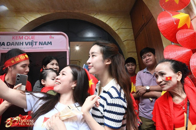 Xôn xao khắp phố: Hoa hậu Đỗ Mỹ Linh bất ngờ phát kem cho bà con đi xem A80, nhan sắc đời thường gây sốt!- Ảnh 10.