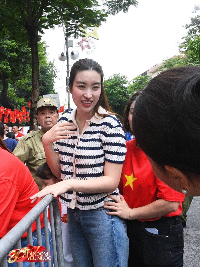 Xôn xao khắp phố: Hoa hậu Đỗ Mỹ Linh bất ngờ phát kem cho bà con đi xem A80, nhan sắc đời thường gây sốt!- Ảnh 6.