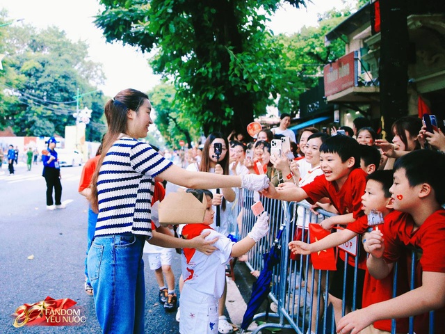 Xôn xao khắp phố: Hoa hậu Đỗ Mỹ Linh bất ngờ phát kem cho bà con đi xem A80, nhan sắc đời thường gây sốt!- Ảnh 14.