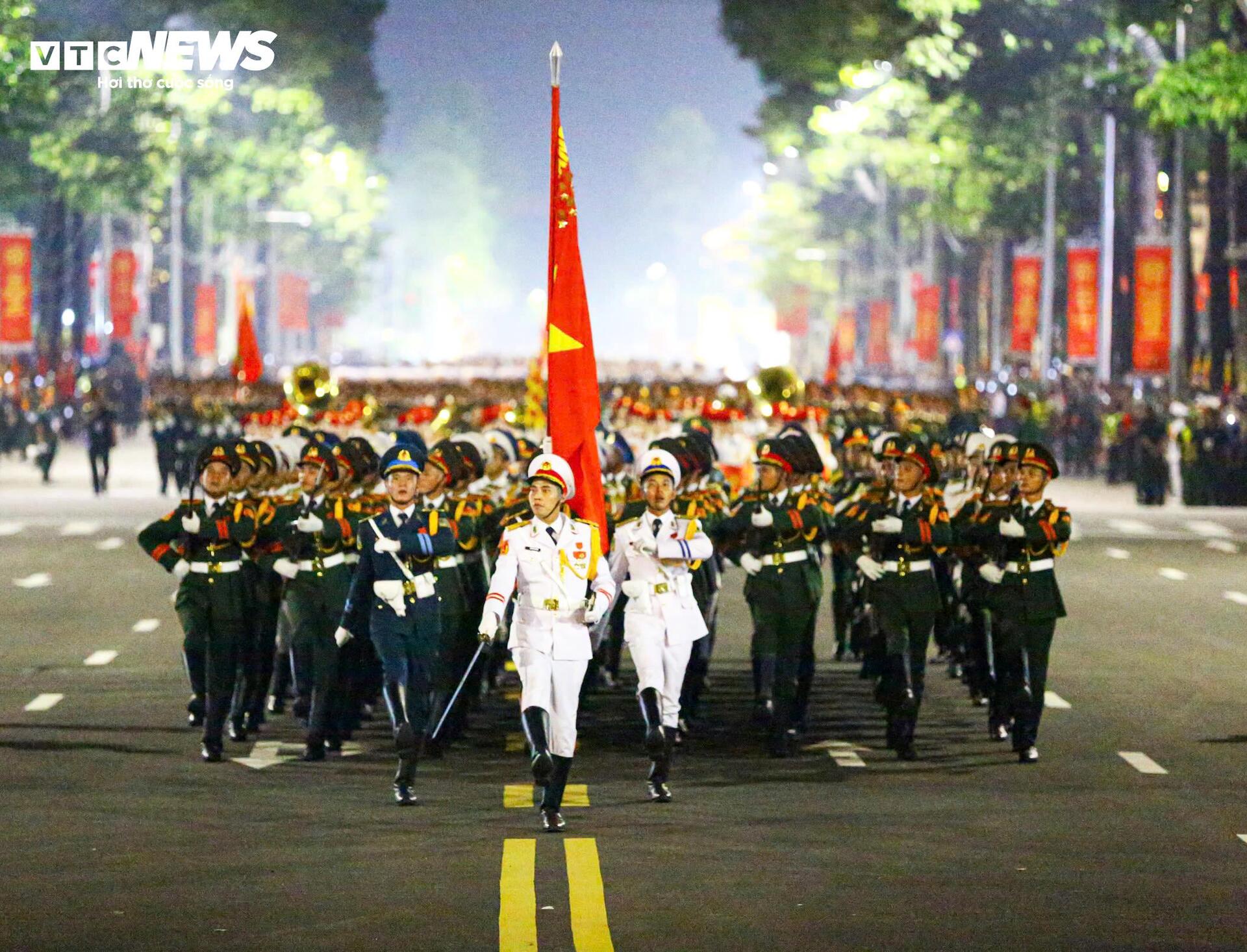 Những khoảnh khắc 'tuyệt đối điện ảnh' trong buổi sơ duyệt diễu binh A80- Ảnh 4.