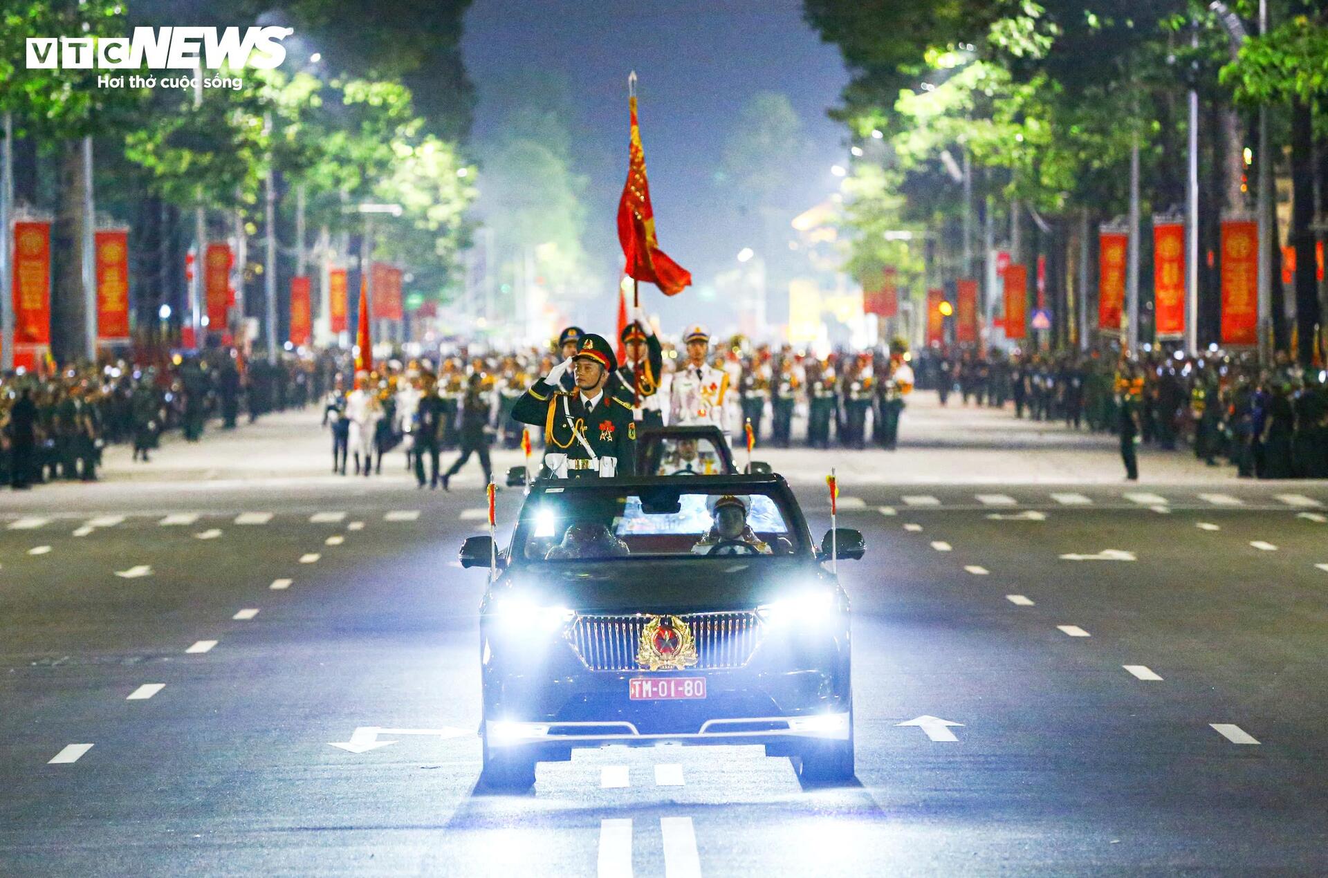 Những khoảnh khắc 'tuyệt đối điện ảnh' trong buổi sơ duyệt diễu binh A80- Ảnh 2.