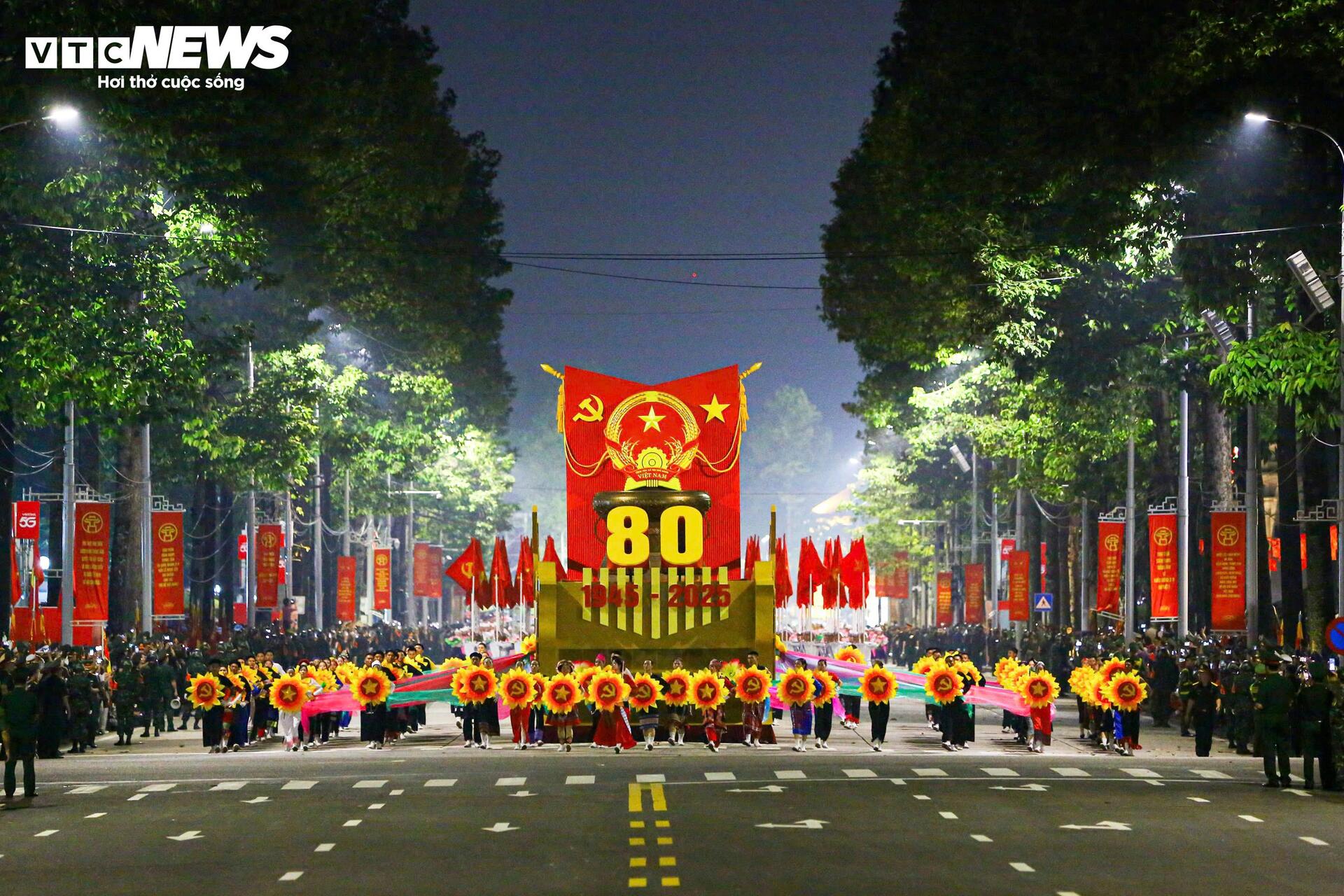 Những khoảnh khắc 'tuyệt đối điện ảnh' trong buổi sơ duyệt diễu binh A80- Ảnh 1.