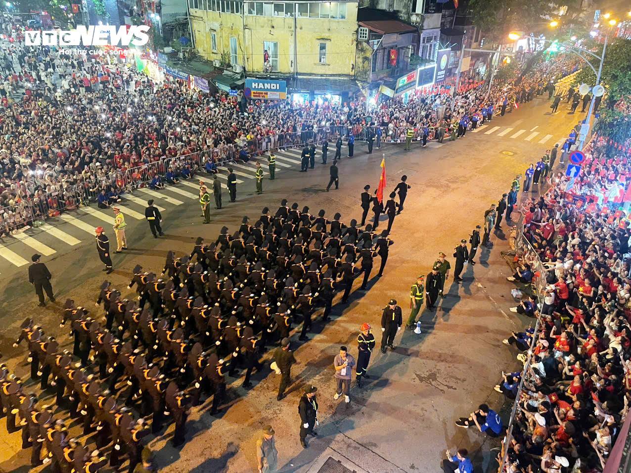 Những khoảnh khắc 'tuyệt đối điện ảnh' trong buổi sơ duyệt diễu binh A80- Ảnh 16.