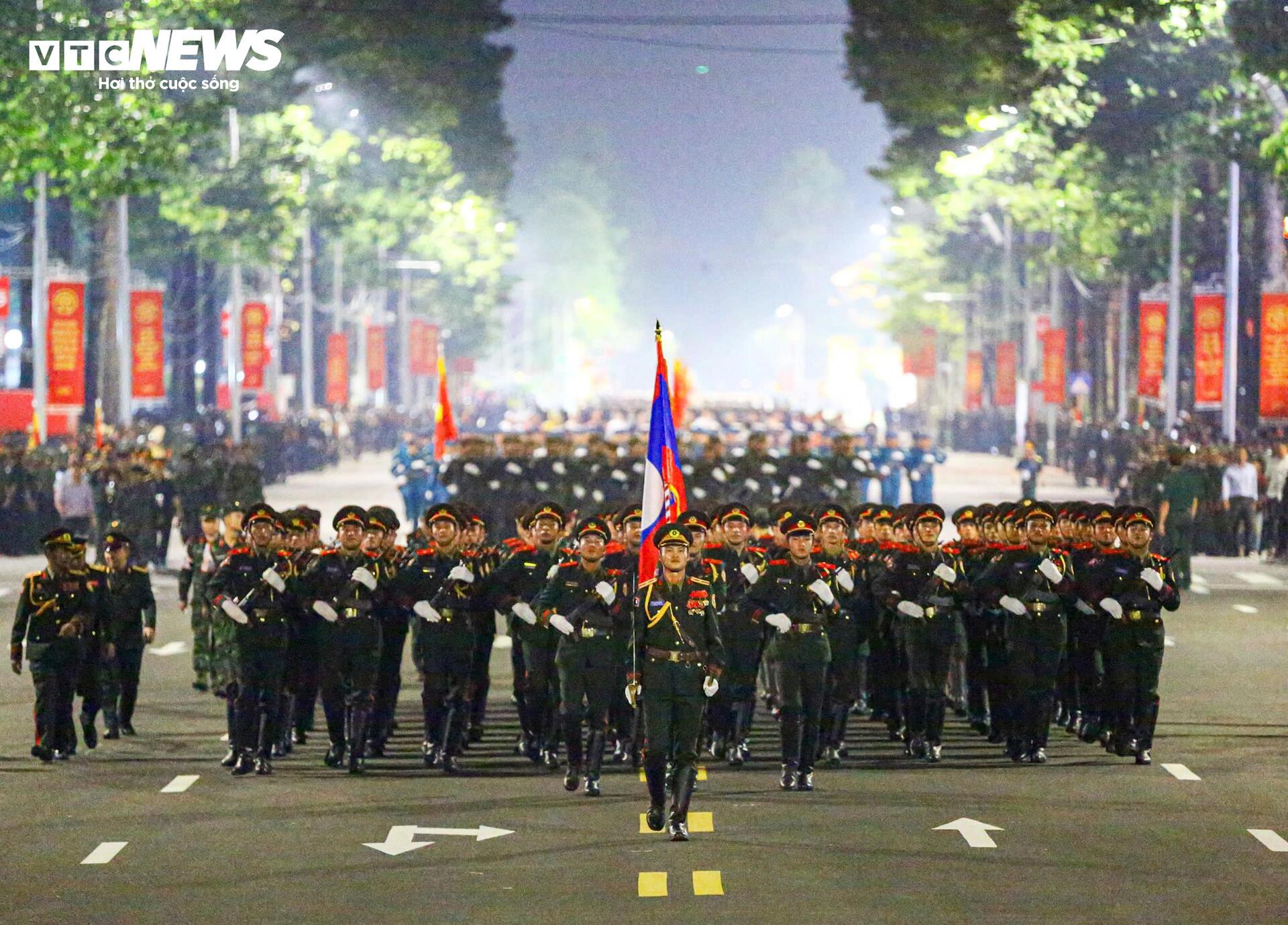 Những khoảnh khắc 'tuyệt đối điện ảnh' trong buổi sơ duyệt diễu binh A80- Ảnh 12.