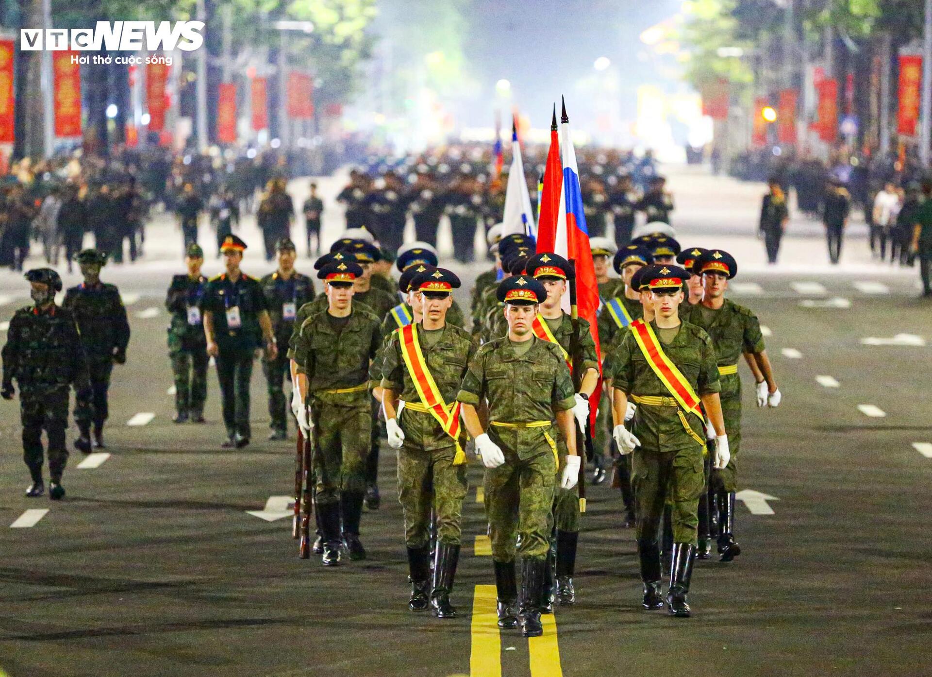 Những khoảnh khắc 'tuyệt đối điện ảnh' trong buổi sơ duyệt diễu binh A80- Ảnh 11.