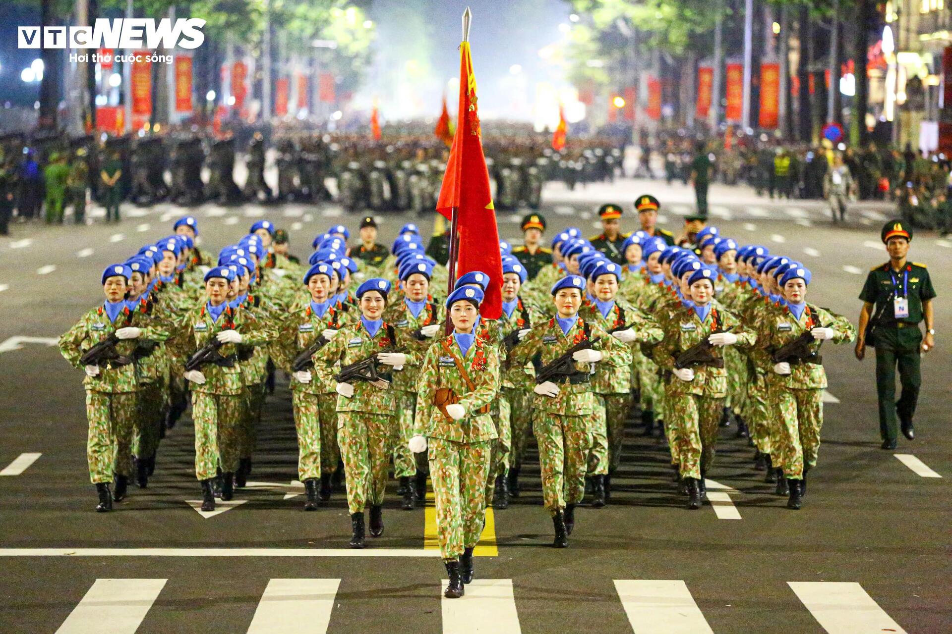 Những khoảnh khắc 'tuyệt đối điện ảnh' trong buổi sơ duyệt diễu binh A80- Ảnh 10.