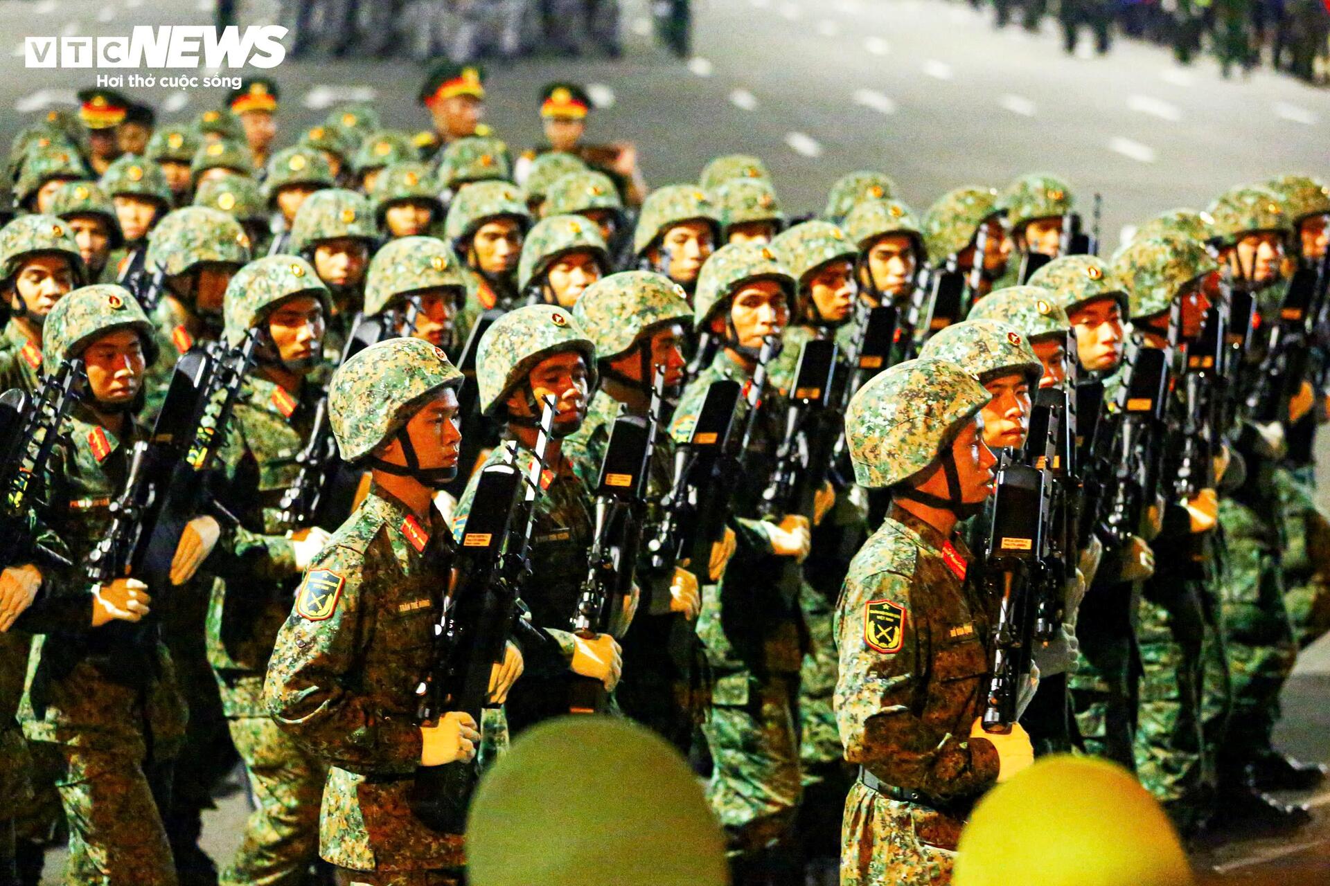 Những khoảnh khắc 'tuyệt đối điện ảnh' trong buổi sơ duyệt diễu binh A80- Ảnh 9.