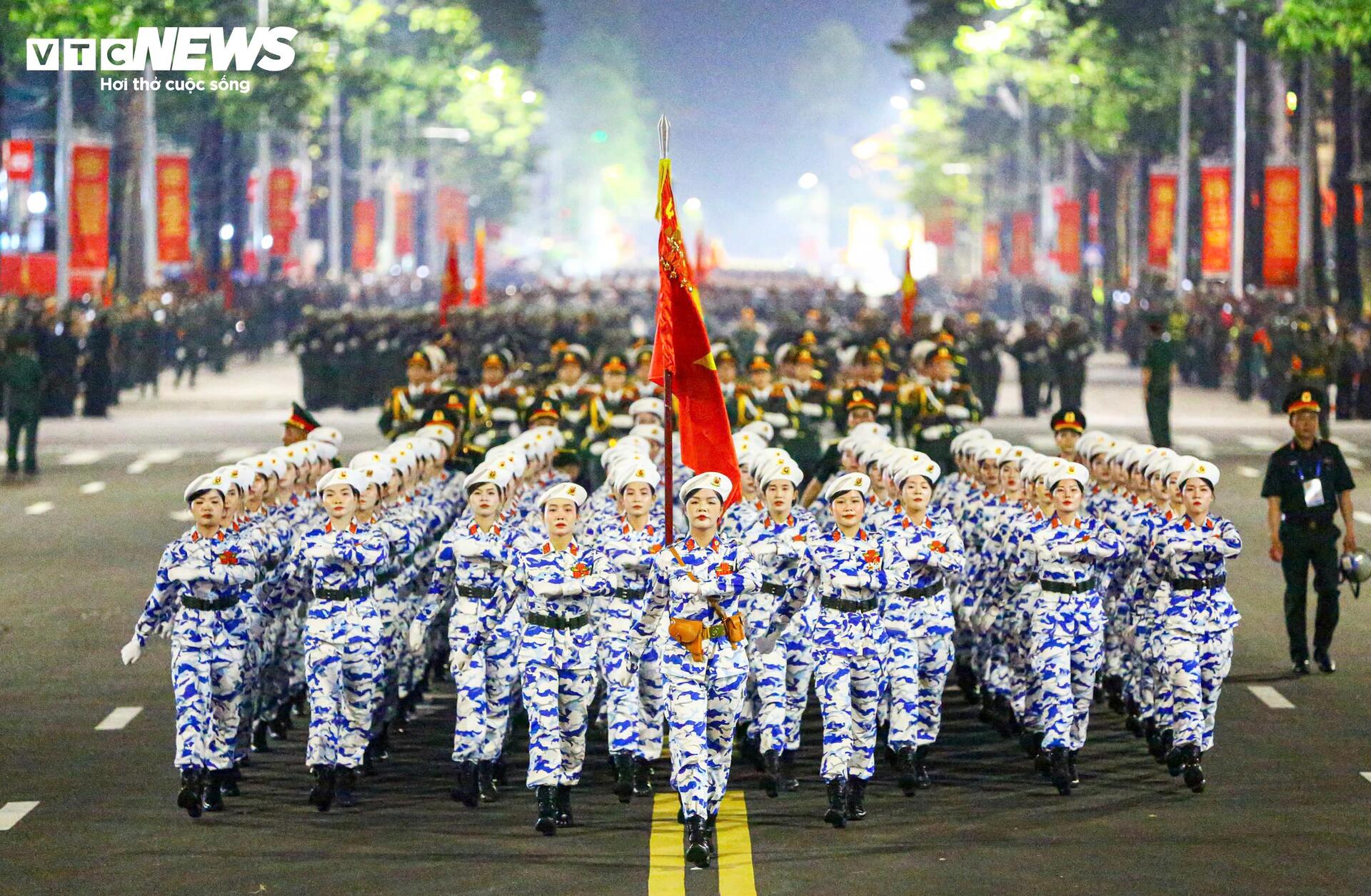 Những khoảnh khắc 'tuyệt đối điện ảnh' trong buổi sơ duyệt diễu binh A80- Ảnh 8.