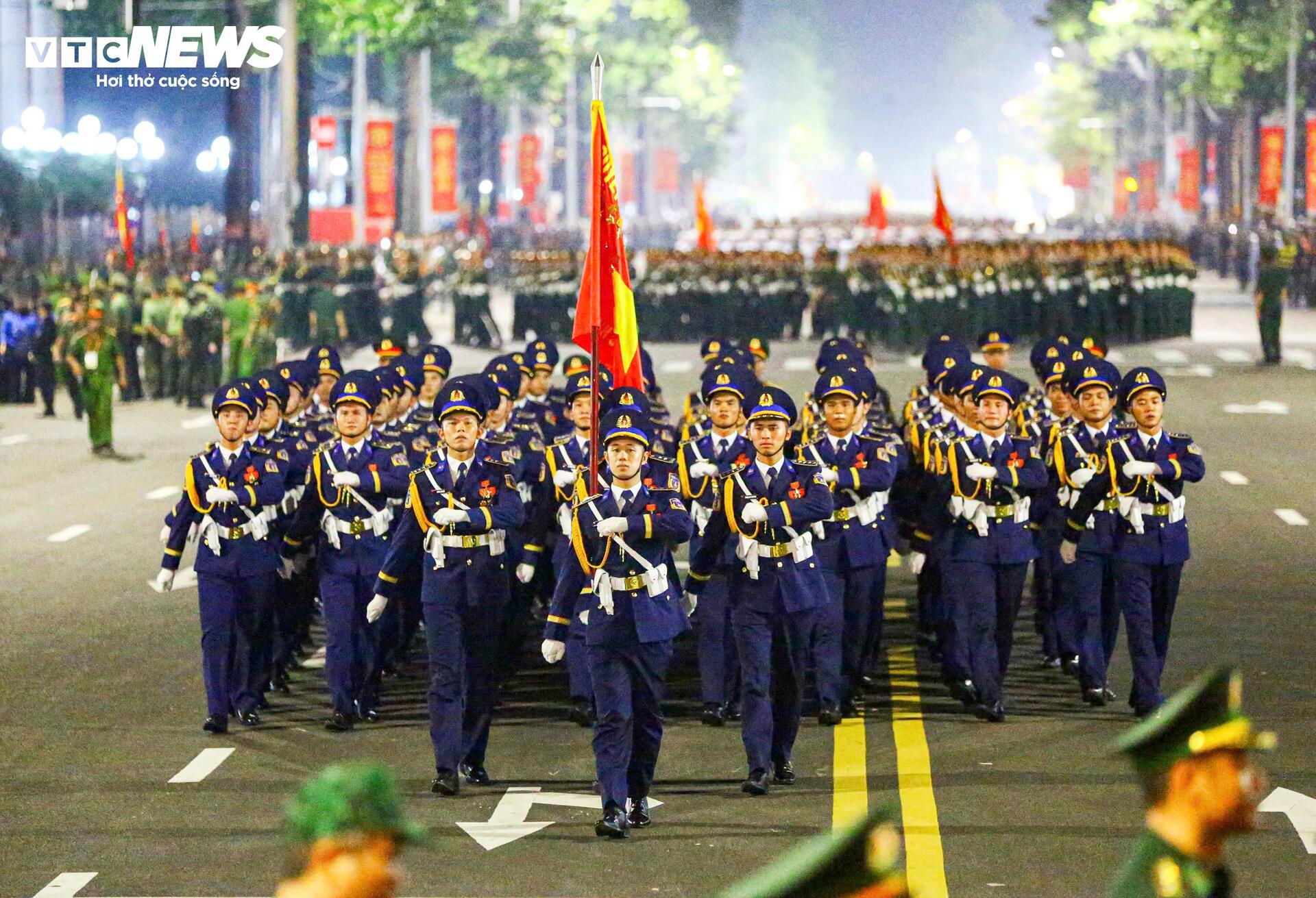 Những khoảnh khắc 'tuyệt đối điện ảnh' trong buổi sơ duyệt diễu binh A80- Ảnh 7.