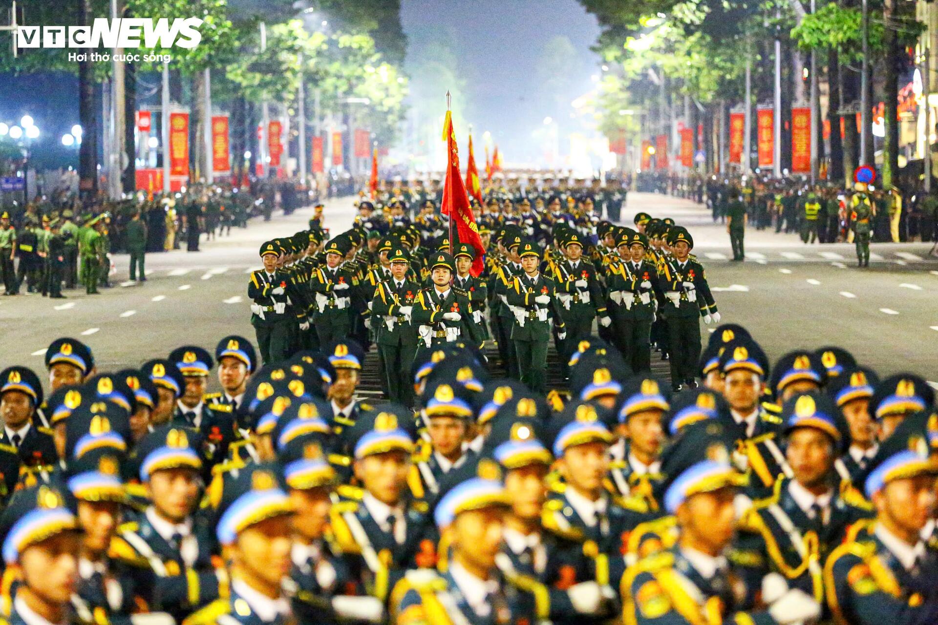 Những khoảnh khắc 'tuyệt đối điện ảnh' trong buổi sơ duyệt diễu binh A80- Ảnh 6.