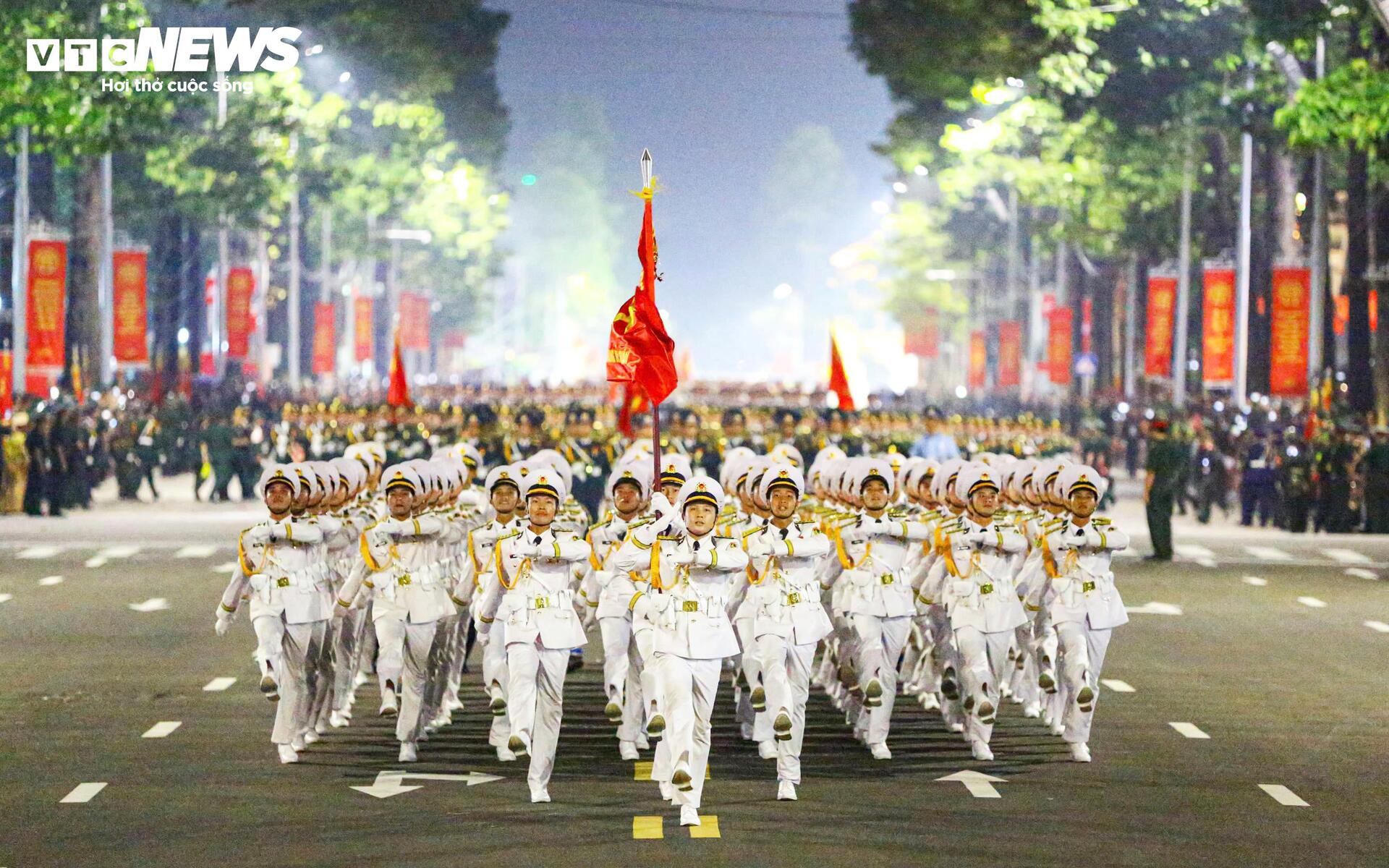 Những khoảnh khắc 'tuyệt đối điện ảnh' trong buổi sơ duyệt diễu binh A80- Ảnh 5.