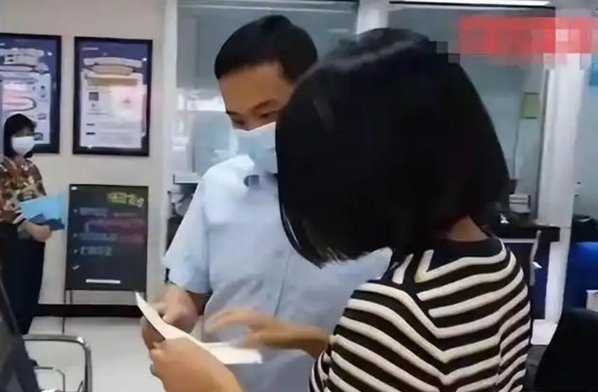 Khách chuyển 7,3 tỷ đồng từ sổ tiết kiệm cũ sang sổ mới để hưởng lãi cao, 2 ngày sau phát hiện số dư còn 0, báo ngân hàng thì được tin: “Không phải việc của chúng tôi”- Ảnh 1.