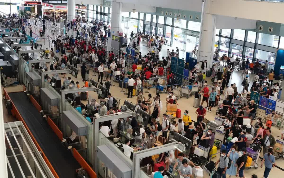 Giá vé máy bay dịp Quốc khánh 2/9 "hạ nhiệt" - Ảnh 1.