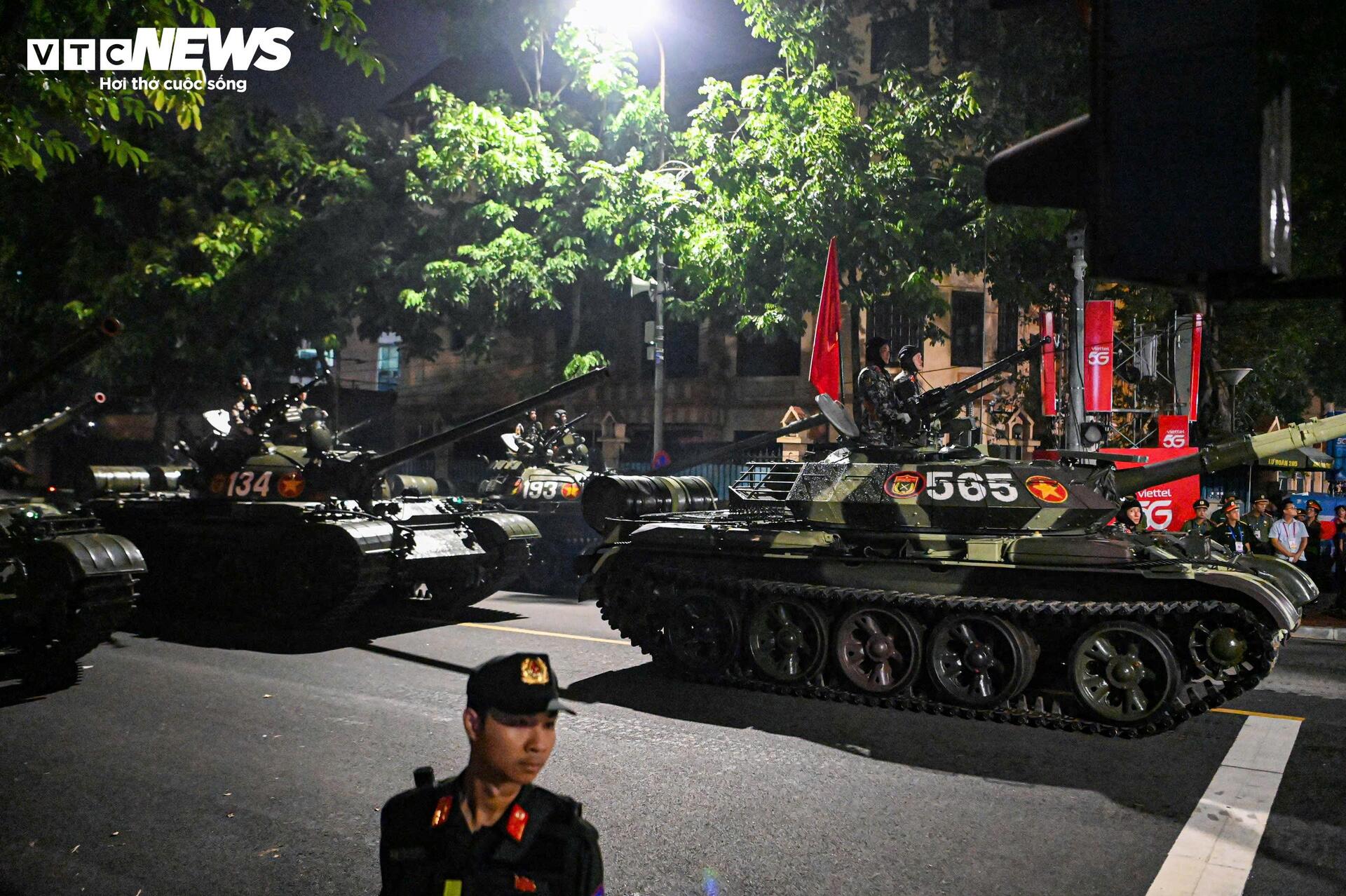 Những khoảnh khắc 'tuyệt đối điện ảnh' trong buổi sơ duyệt diễu binh A80- Ảnh 18.