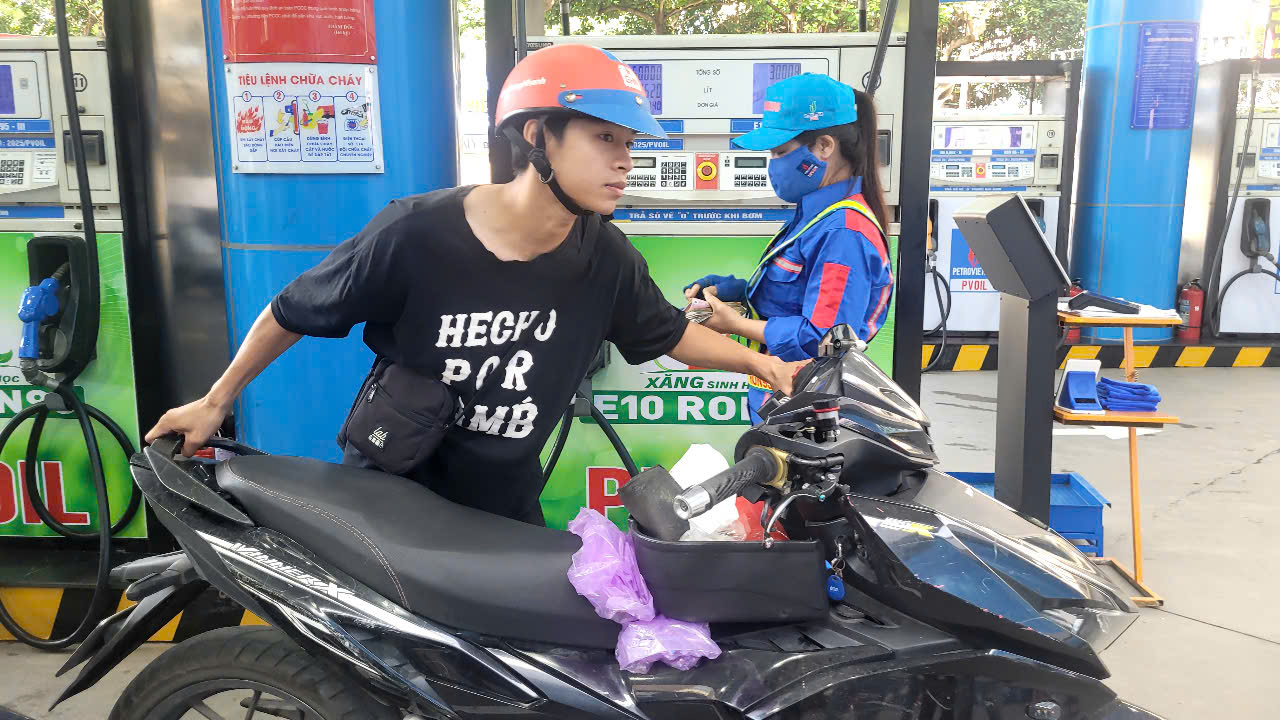 Giá xăng dầu tăng mạnh: Dầu diesel vượt 18 ngàn đồng / lít , tác động đến kinh tế - Ảnh 1. Giá xăng dầu tăng mạnh: Dầu diesel vượt 18 ngàn đồng / lít , tác động đến kinh tế - Ảnh 1.