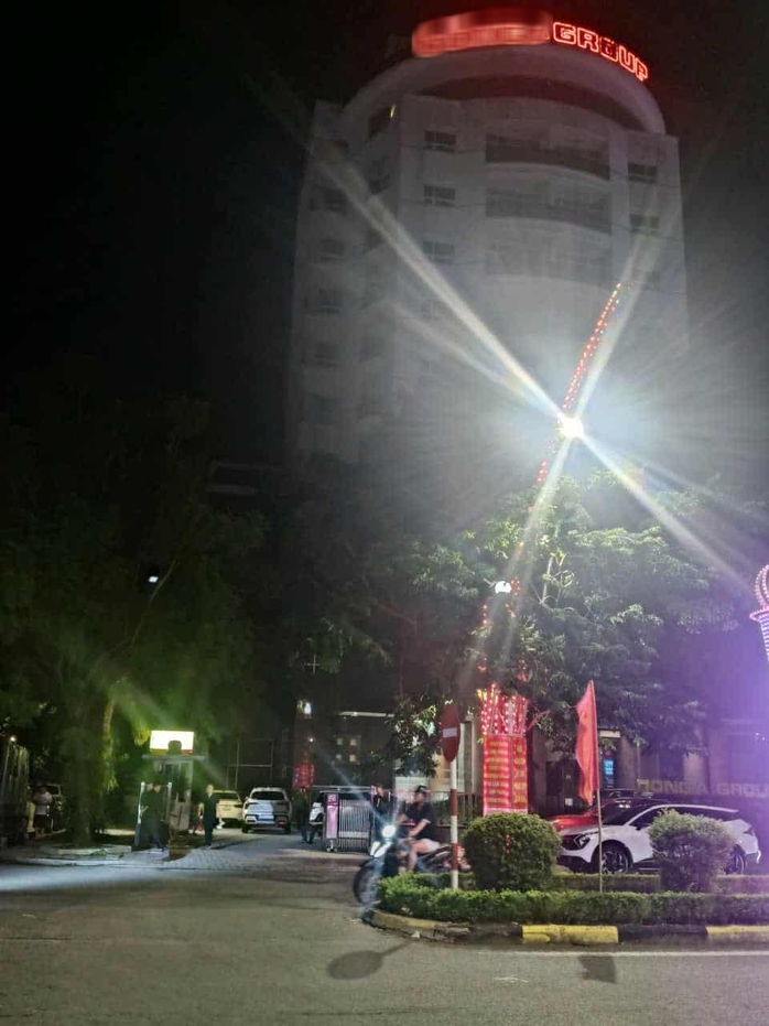 Nhiều cảnh sát xuất hiện tại dinh thự của doanh nhân nổi tiếng Thanh Hóa- Ảnh 4.