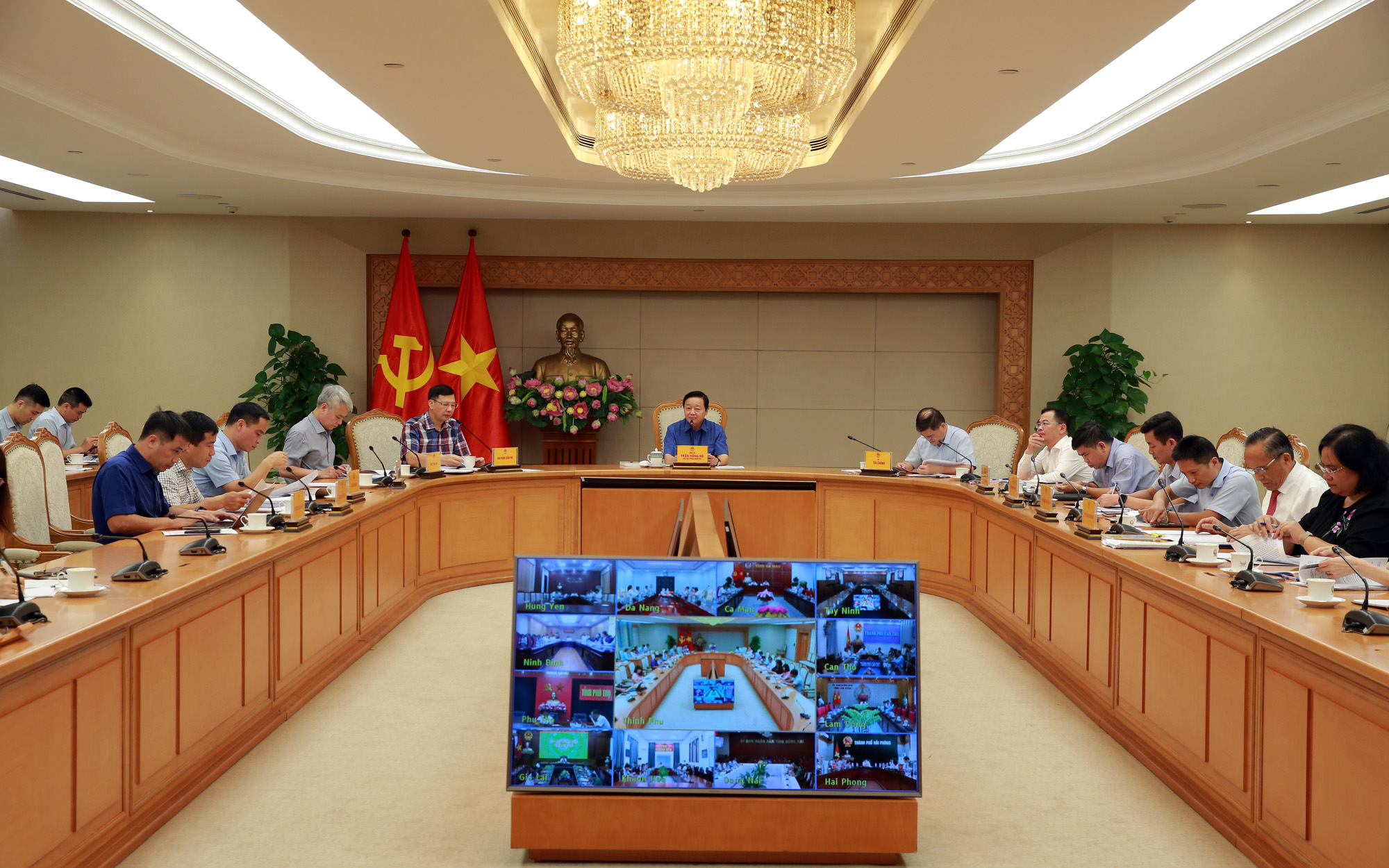 Chiều nay, Chính phủ sẽ gặp lãnh đạo Bộ Công an, Bộ Xây dựng, Bộ Tài chính… và loạt địa phương để họp bàn một nội dung quan trọng liên quan đến đất đai 1 Hôm nay, Chính phủ sẽ gặp lãnh đạo Bộ Công an, Bộ Xây dựng, Bộ Tài chính… và loạt địa phương để họp bàn một nội dung quan trọng liên quan đến đất đai - Ảnh 1.