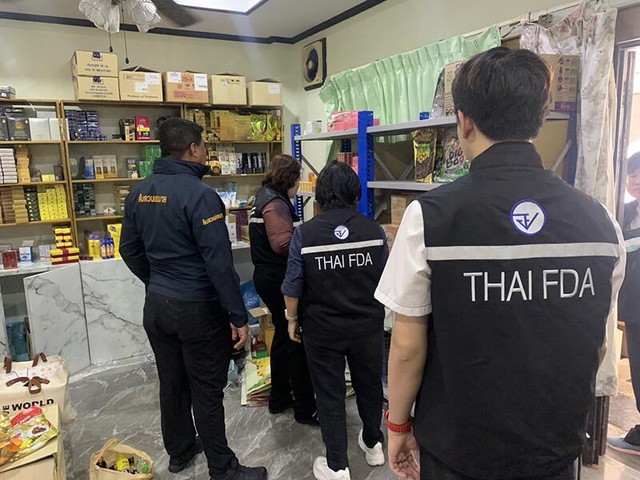 Đột kích 2 căn nhà cho thuê, công an triệt phá đường dây buôn bán mỹ phẩm và thuốc giả, tịch thu hơn 8.000 sản phẩm- Ảnh 2. Đột kích 2 căn nhà cho thuê, công an triệt phá đường dây buôn bán mỹ phẩm và thuốc giả, tịch thu hơn 8.000 sản phẩm- Ảnh 2.