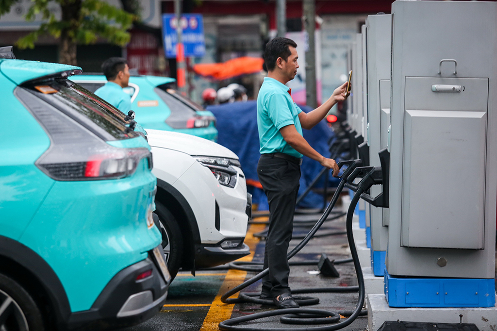 Người dùng nói gì về quy định thu phí đỗ xe sau khi sạc đầy của VinFast - Ảnh 1.