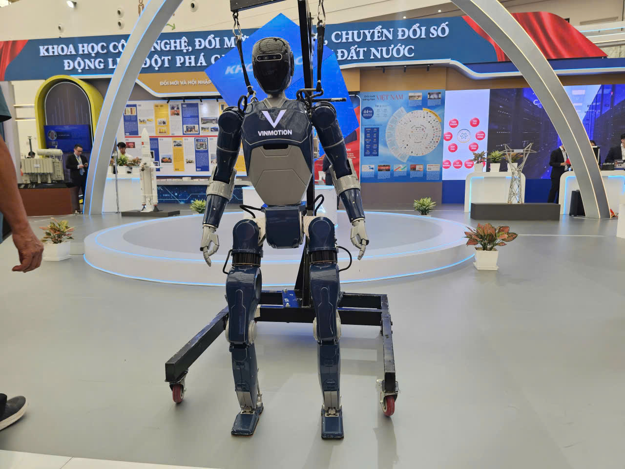 Khám phá hàng loạt robot hình người của Vingroup tại Triển lãm thành tựu đất nước - Ảnh 10.