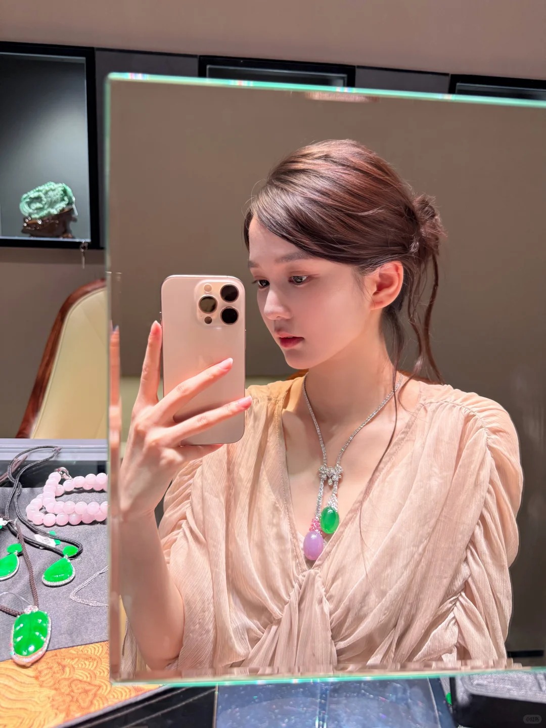 Vì sao các phú bà Trung Quốc ưa đeo ngọc phỉ thúy?- Ảnh 3.