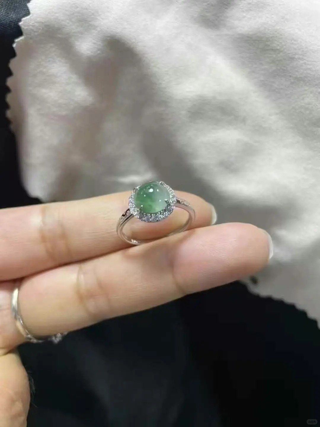 Vì sao các phú bà Trung Quốc ưa đeo ngọc phỉ thúy?- Ảnh 7.