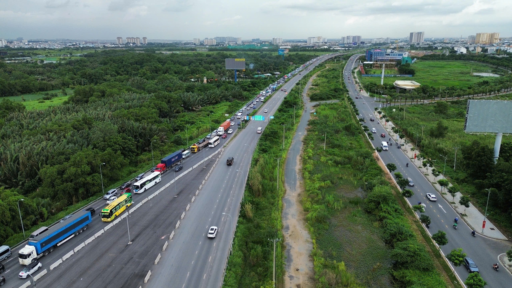 Cận cảnh người dân TP HCM về quê nghỉ lễ ở nhiều tuyến đường chiều tối 29-8- Ảnh 1.