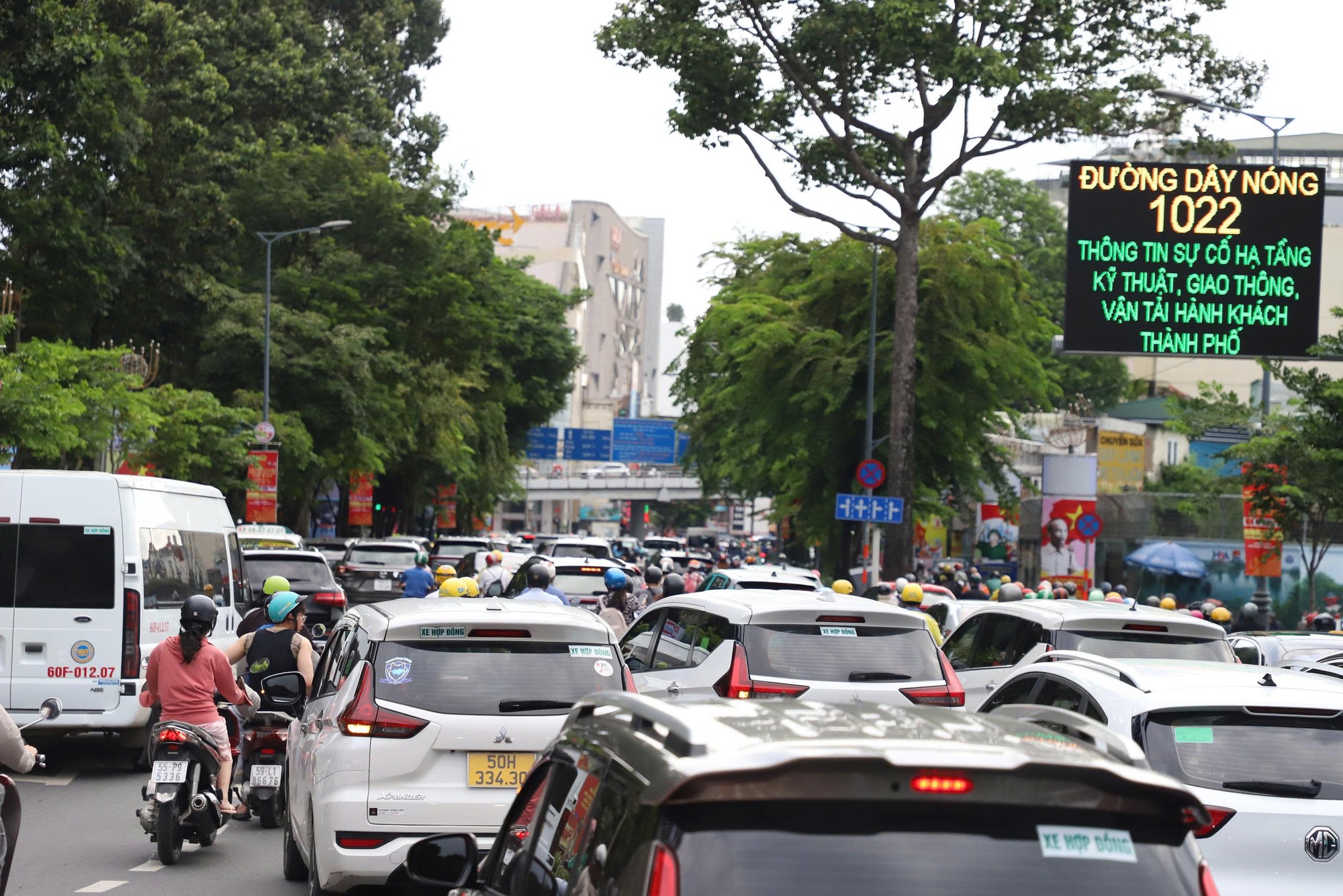 Cận cảnh người dân TP HCM về quê nghỉ lễ ở nhiều tuyến đường chiều tối 29-8- Ảnh 15.