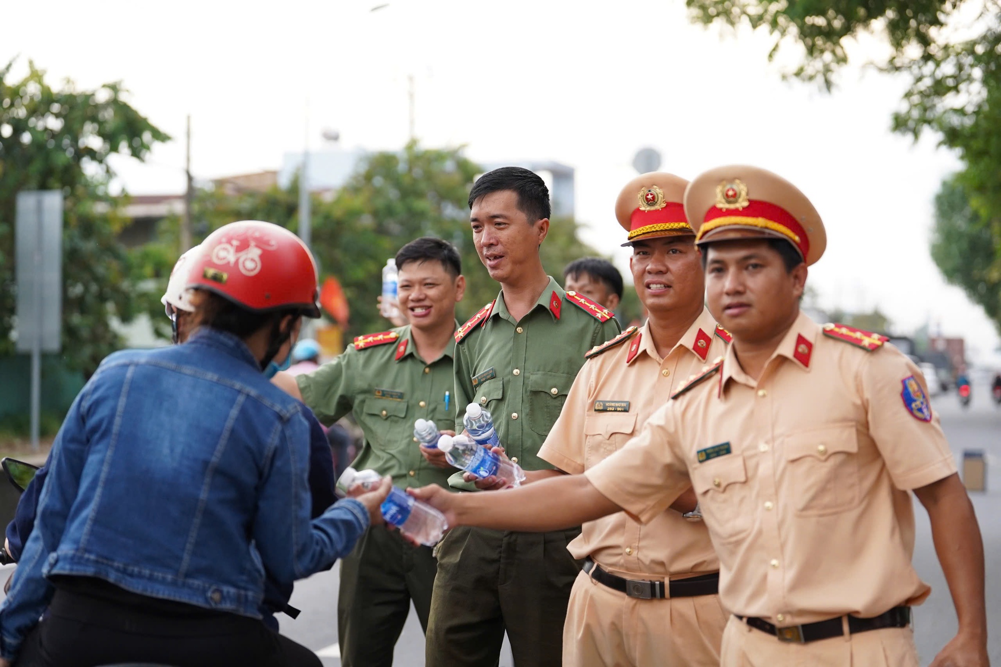 Cận cảnh người dân TP HCM về quê nghỉ lễ ở nhiều tuyến đường chiều tối 29-8- Ảnh 19.
