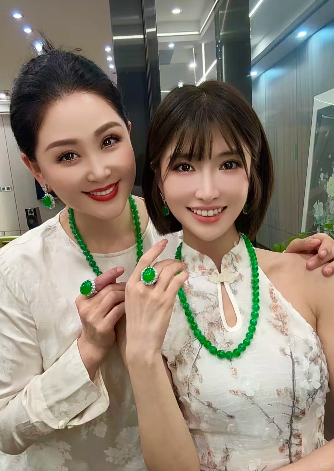 Vì sao các phú bà Trung Quốc ưa đeo ngọc phỉ thúy?- Ảnh 2.