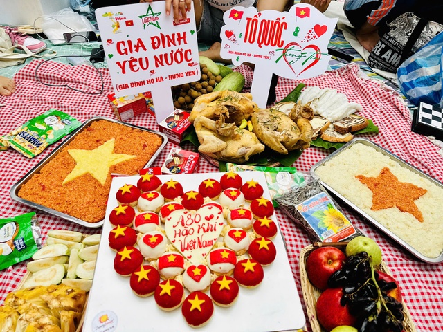 Đại gia đình 20 người với mâm cỗ đủ xôi, gà trên vỉa hè chờ tổng duyệt diễu binh A80- Ảnh 2. Đại gia đình 20 người với mâm cỗ đủ xôi, gà trên vỉa hè chờ tổng duyệt diễu binh A80- Ảnh 2.