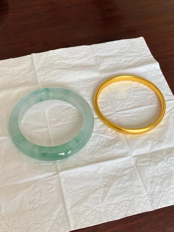 Vì sao các phú bà Trung Quốc ưa đeo ngọc phỉ thúy?- Ảnh 1.