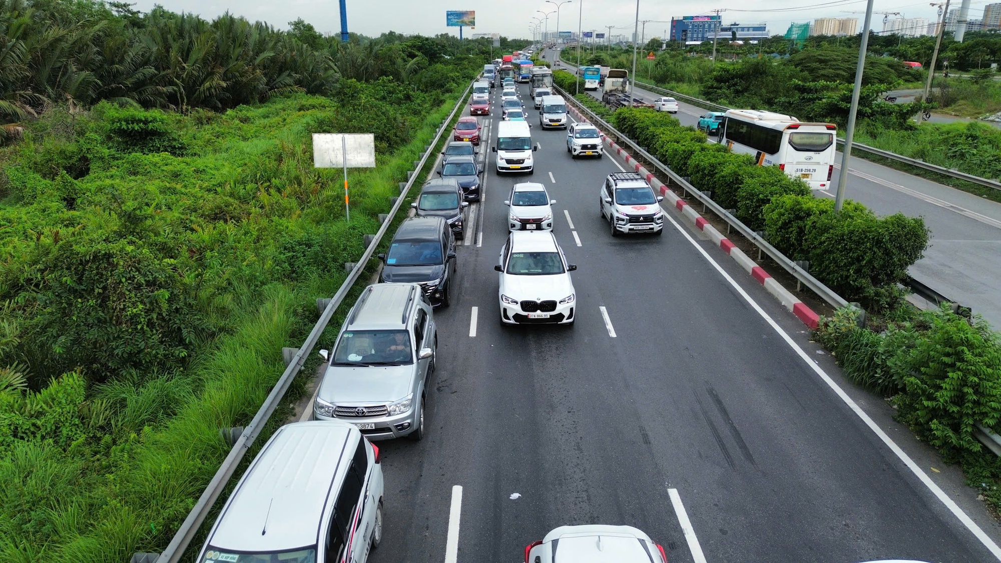 Cận cảnh người dân TP HCM về quê nghỉ lễ ở nhiều tuyến đường chiều tối 29-8- Ảnh 4.