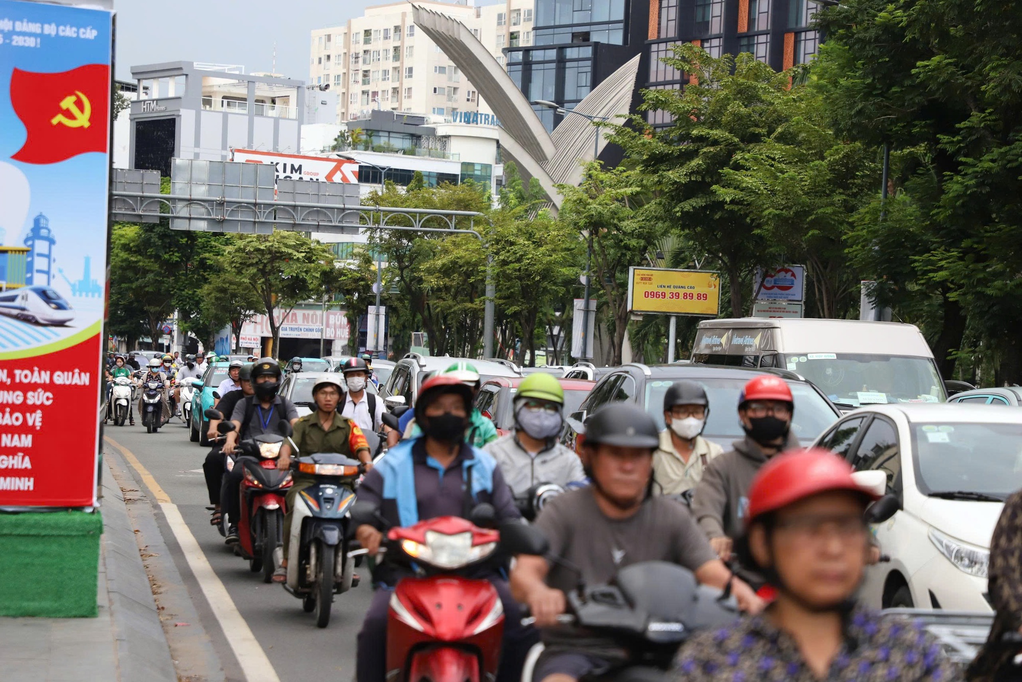 Cận cảnh người dân TP HCM về quê nghỉ lễ ở nhiều tuyến đường chiều tối 29-8- Ảnh 17.