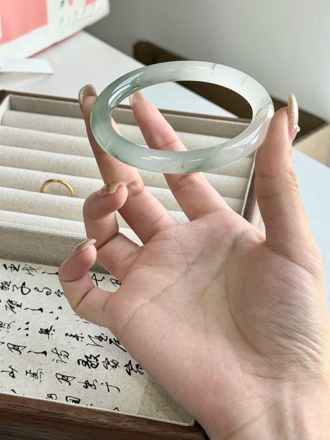 Vì sao các phú bà Trung Quốc ưa đeo ngọc phỉ thúy?- Ảnh 4.