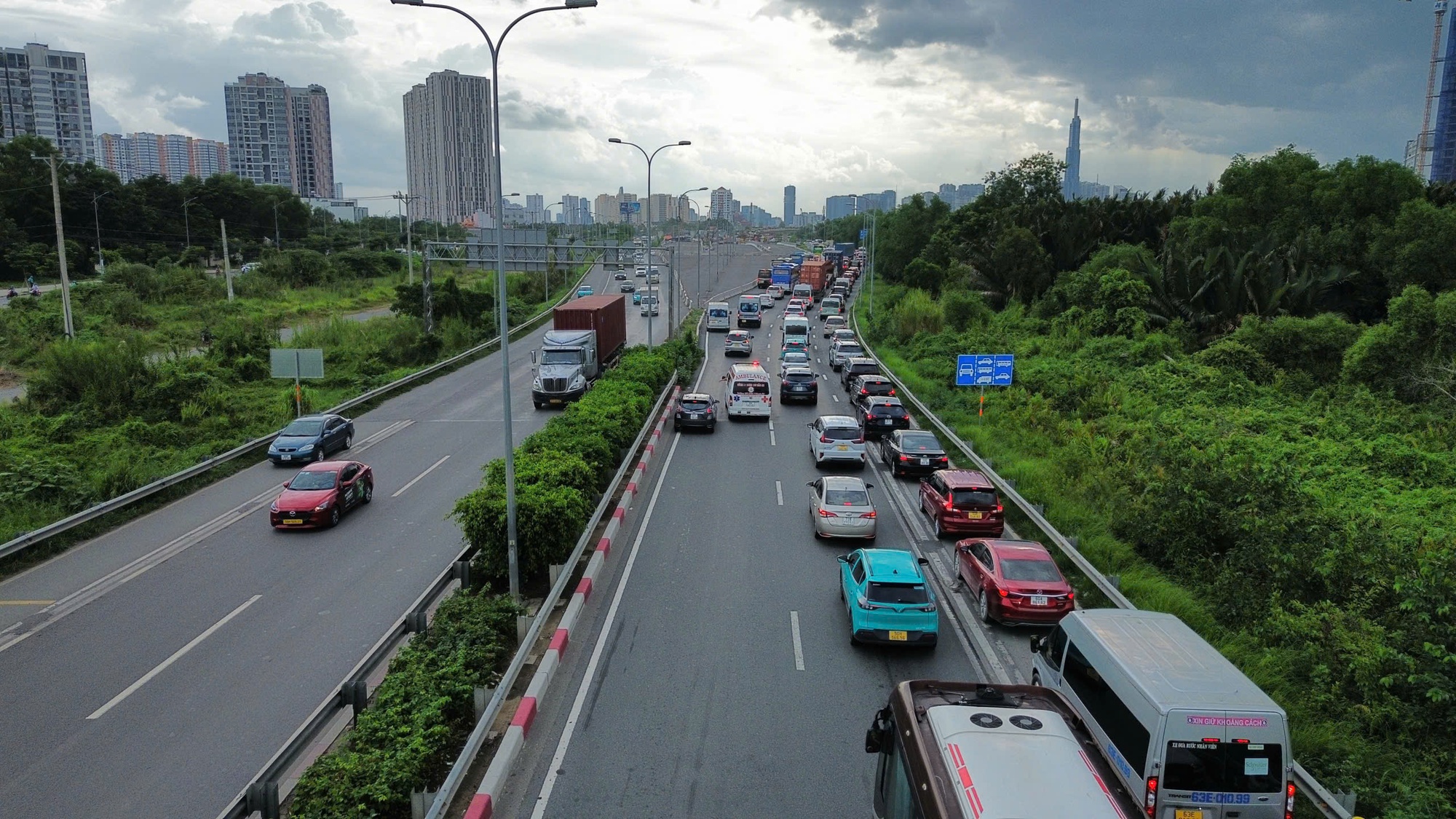 Cận cảnh người dân TP HCM về quê nghỉ lễ ở nhiều tuyến đường chiều tối 29-8- Ảnh 3.