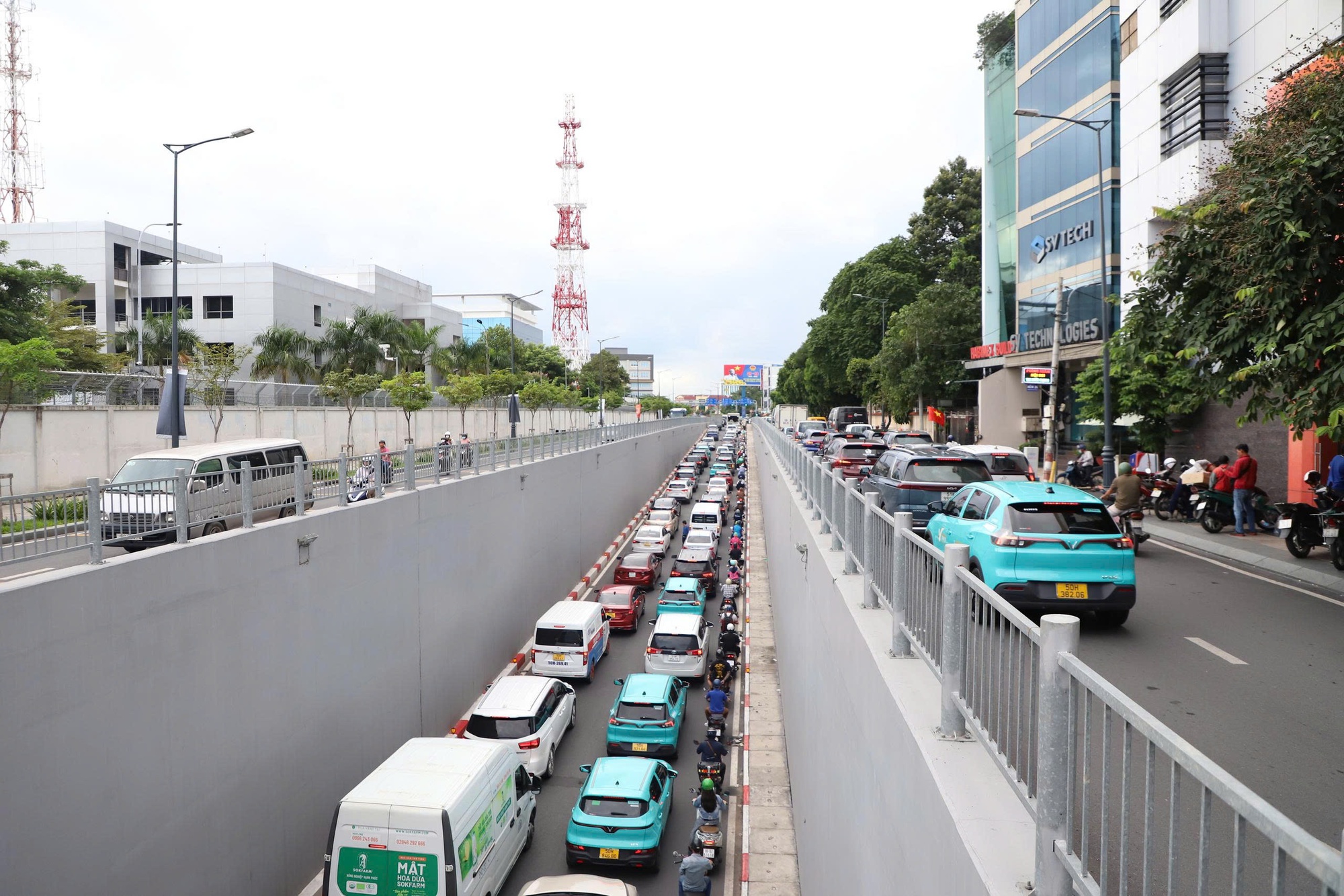 Cận cảnh người dân TP HCM về quê nghỉ lễ ở nhiều tuyến đường chiều tối 29-8- Ảnh 16.